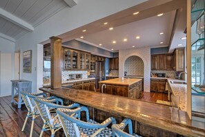 House (4 Bedrooms) | Private kitchen | Microwave, oven, stovetop, dishwasher