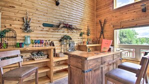 Een houten interieur met een receptiebalie, zithoek en decoratieve elementen.