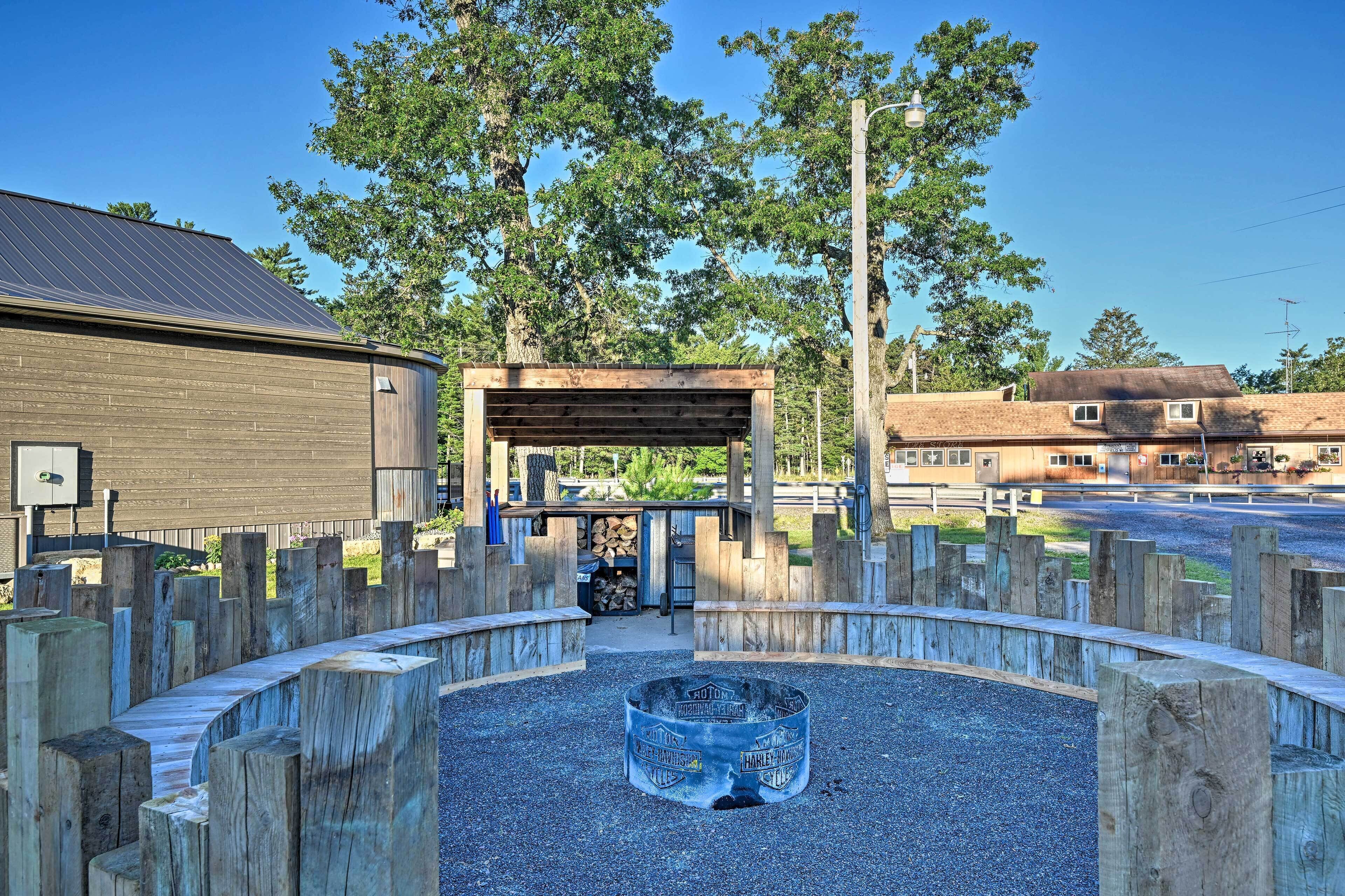 Massive Hatfield 'loon Lodge' w/ Roller Rink