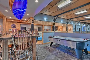 House (6 Bedrooms) | Interior - Massive Hatfield 'loon Lodge' w/ Roller Rink (Merrillan)