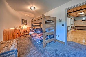 House (6 Bedrooms) | Interior