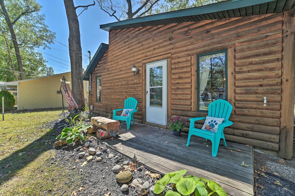 Charming Houghton Lake Cottage w/ Backyard!
