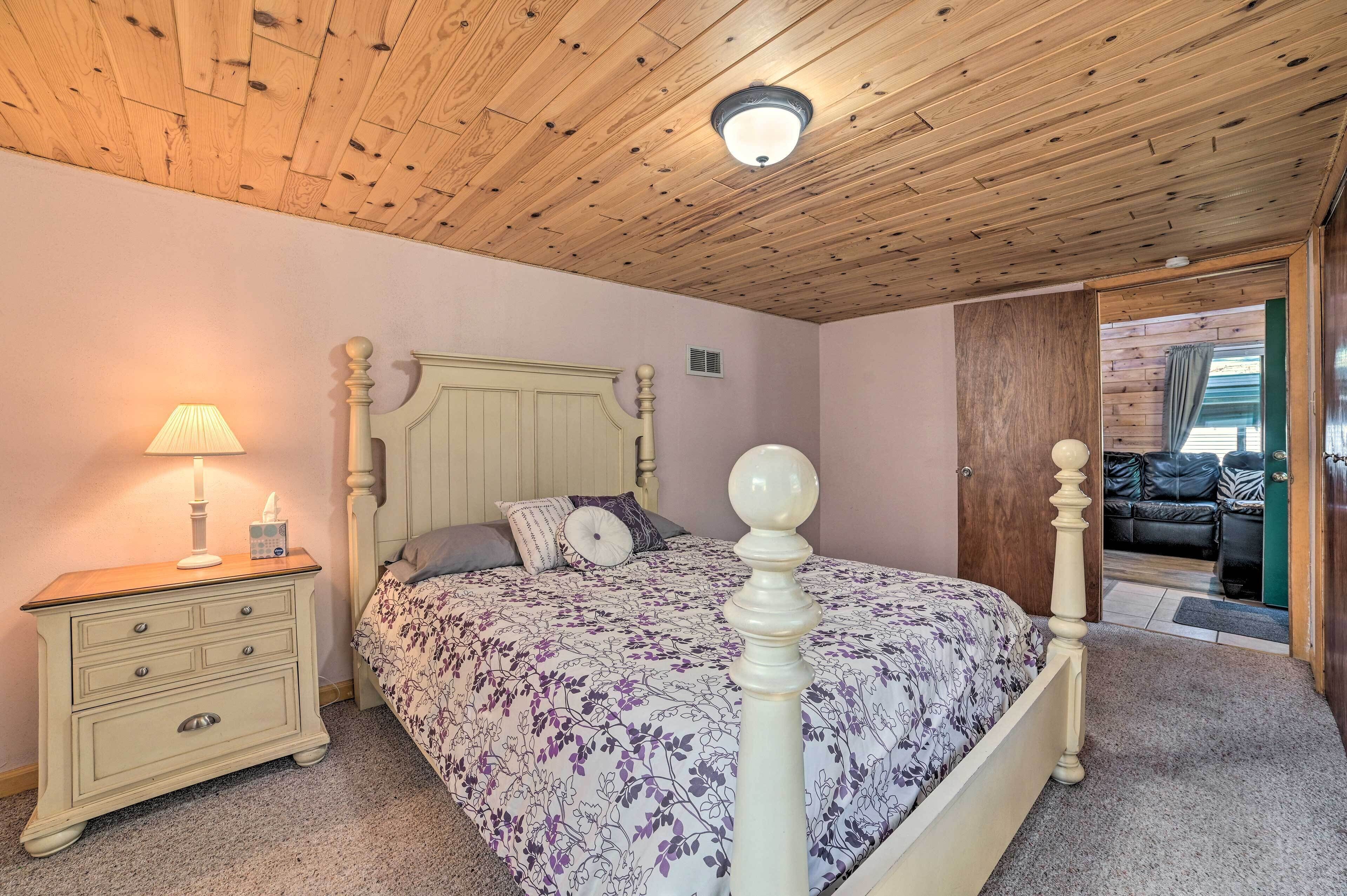 Charming Houghton Lake Cottage w/ Backyard!