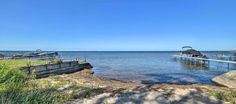 Charming Houghton Lake Cottage w/ Backyard!