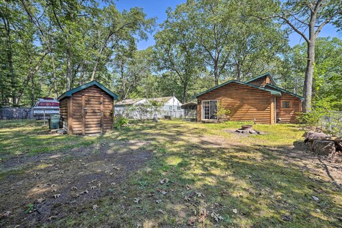 Charming Houghton Lake Cottage w/ Backyard!