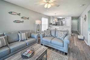 Interior - Coastal Myrtle Beach Condo w/ Pool ~ 5 Mi to Beach (Myrtle Beach)