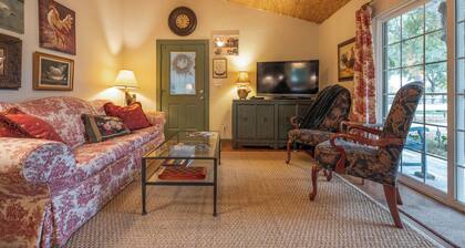 Quaint Countryside Casita: 45 Mi to Ft. Worth