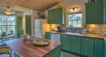 Quaint Countryside Casita: 45 Mi to Ft. Worth
