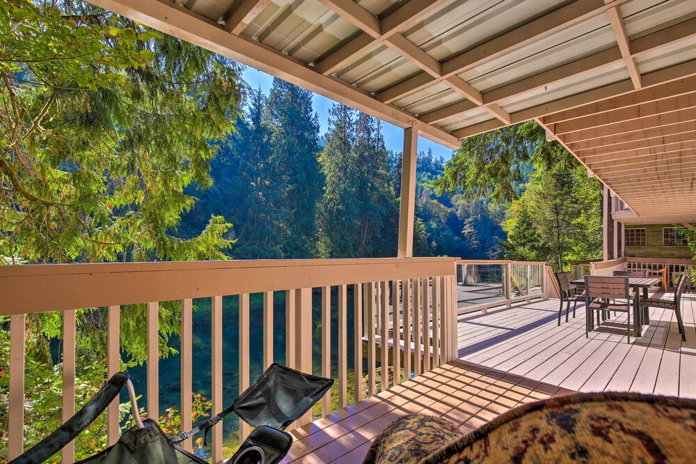 Spacious Kalama Studio w/ Riverfront Deck!