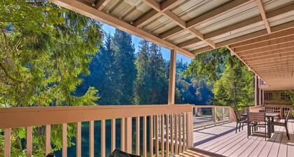 Spacious Kalama Studio w/ Riverfront Deck!