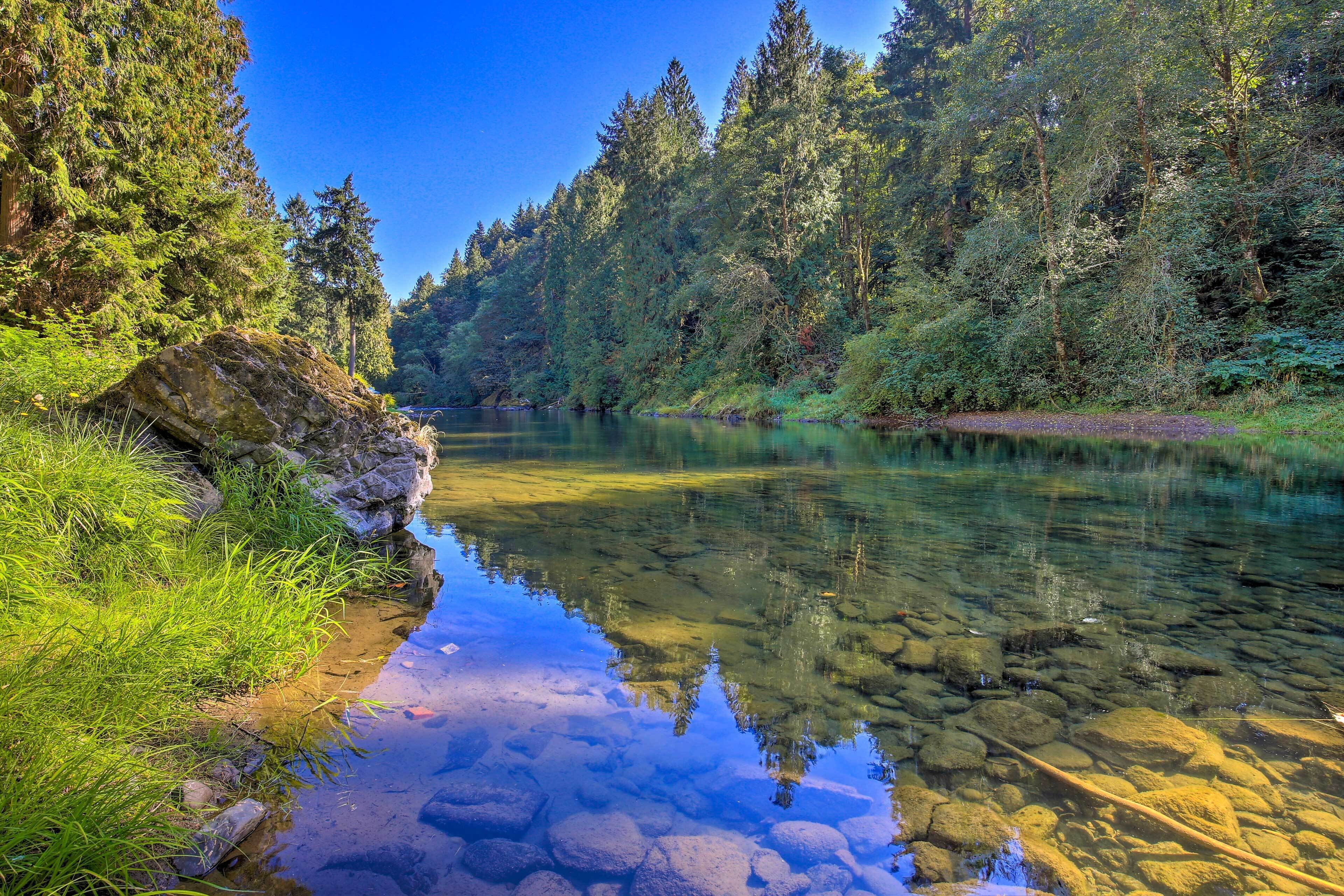 Spacious Kalama Studio w/ Riverfront Deck!