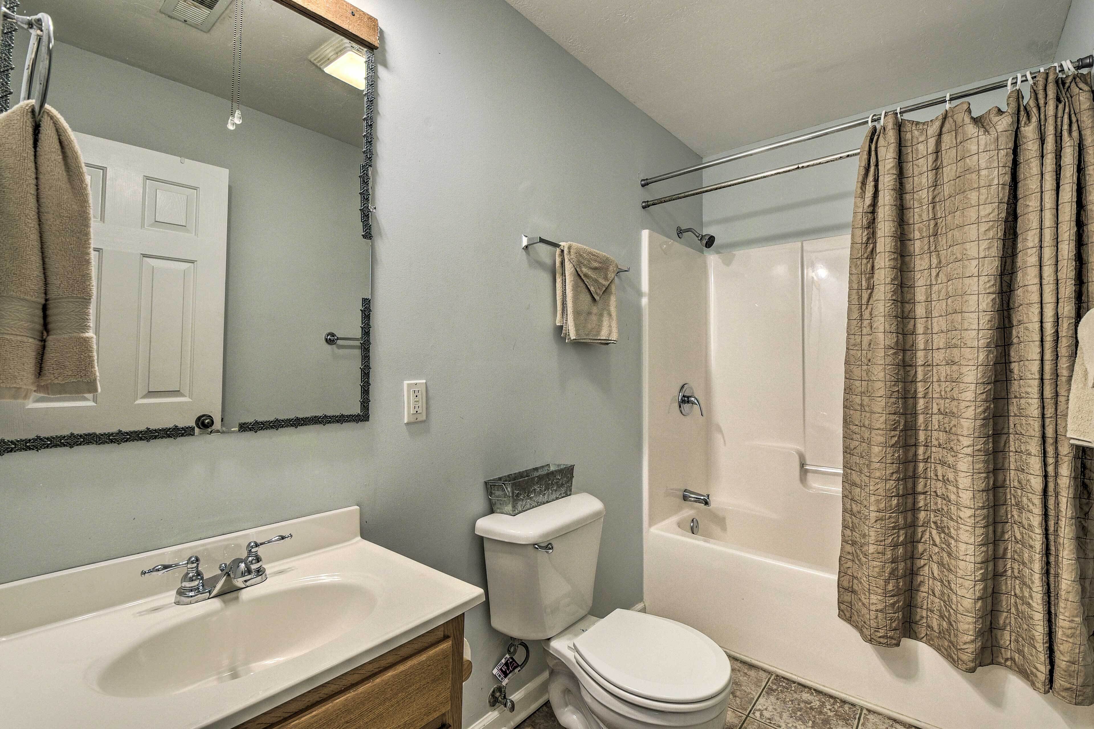 Une salle de bain avec un lavabo, des toilettes et une baignoire.