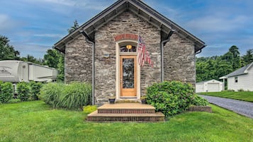 Cottage (2 Bedrooms) | Front of property