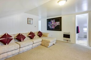 TV - Historic Carriage House < 20 Mi Elk Mtn: Hike, Ski (Lakewood)