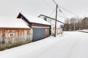 A snow-covered street with wooden buildings and a basketball hoop. - Historic Carriage House < 20 Mi Elk Mtn: Hike, Ski (Lakewood)