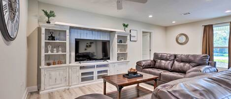 House (4 Bedrooms) | Living area