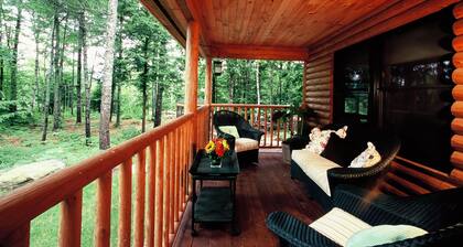 Upscale Fryeburg Cabin: Hot Tub + Billiards Table!