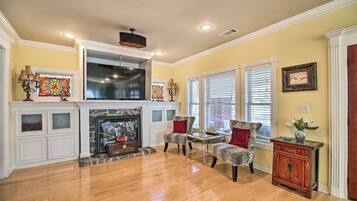 House (5 Bedrooms) | Interior