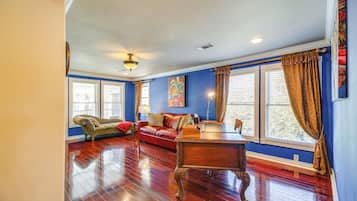 House (5 Bedrooms) | Interior