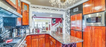 Spacious Houston Home w/ Deck ~ 2 Mi to Downtown!