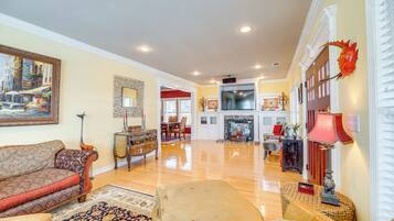 House (5 Bedrooms) | Interior