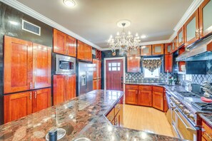 House (5 Bedrooms) | Interior