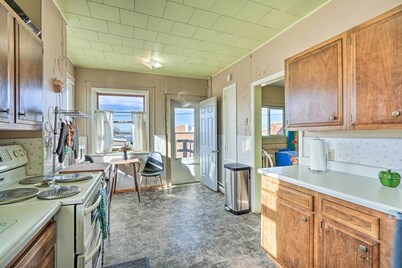 Pet-friendly Downtown Hettinger Apt w/ Yard!