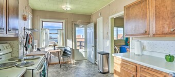 Pet-friendly Downtown Hettinger Apt w/ Yard!