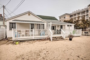 Interior - Cozy Hampton Cottage w/ BBQ - Walk to Ocean! (Hampton)