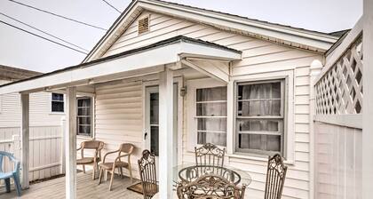 Cozy Hampton Cottage w/ BBQ - Walk to Ocean!