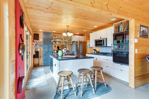 Spacious Soldotna Home w/ Mackey Lake Views!