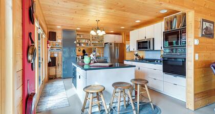 Spacious Soldotna Home w/ Mackey Lake Views!