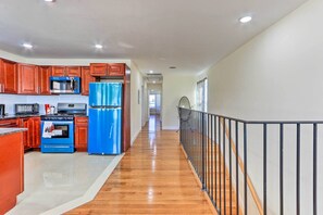 Casa (3 Bedrooms) | Cocina privada | Microondas, horno, parrilla de estufa y utensilios de cocina