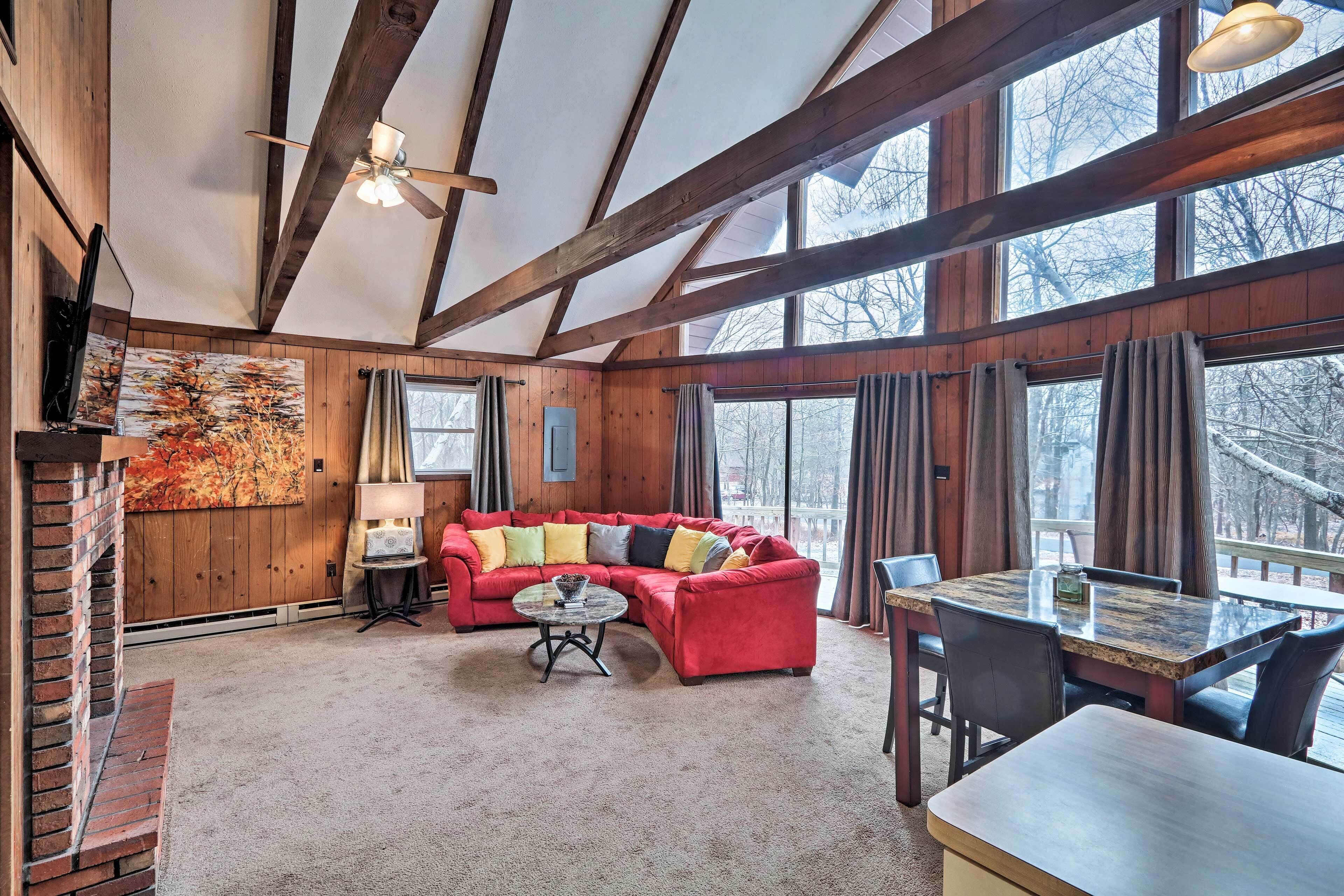 Pocono Getaway W/bbq: 20 Mi to Camelback Mountain!