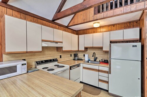 7 Miles to State Park: Poconos Getaway w/ Deck!