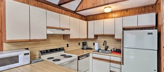 7 Miles to State Park: Poconos Getaway w/ Deck!