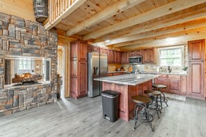 Fridge, microwave, oven, stovetop - Timber Creek Lodge | Pet Friendly + Mtn Views (Trenton)