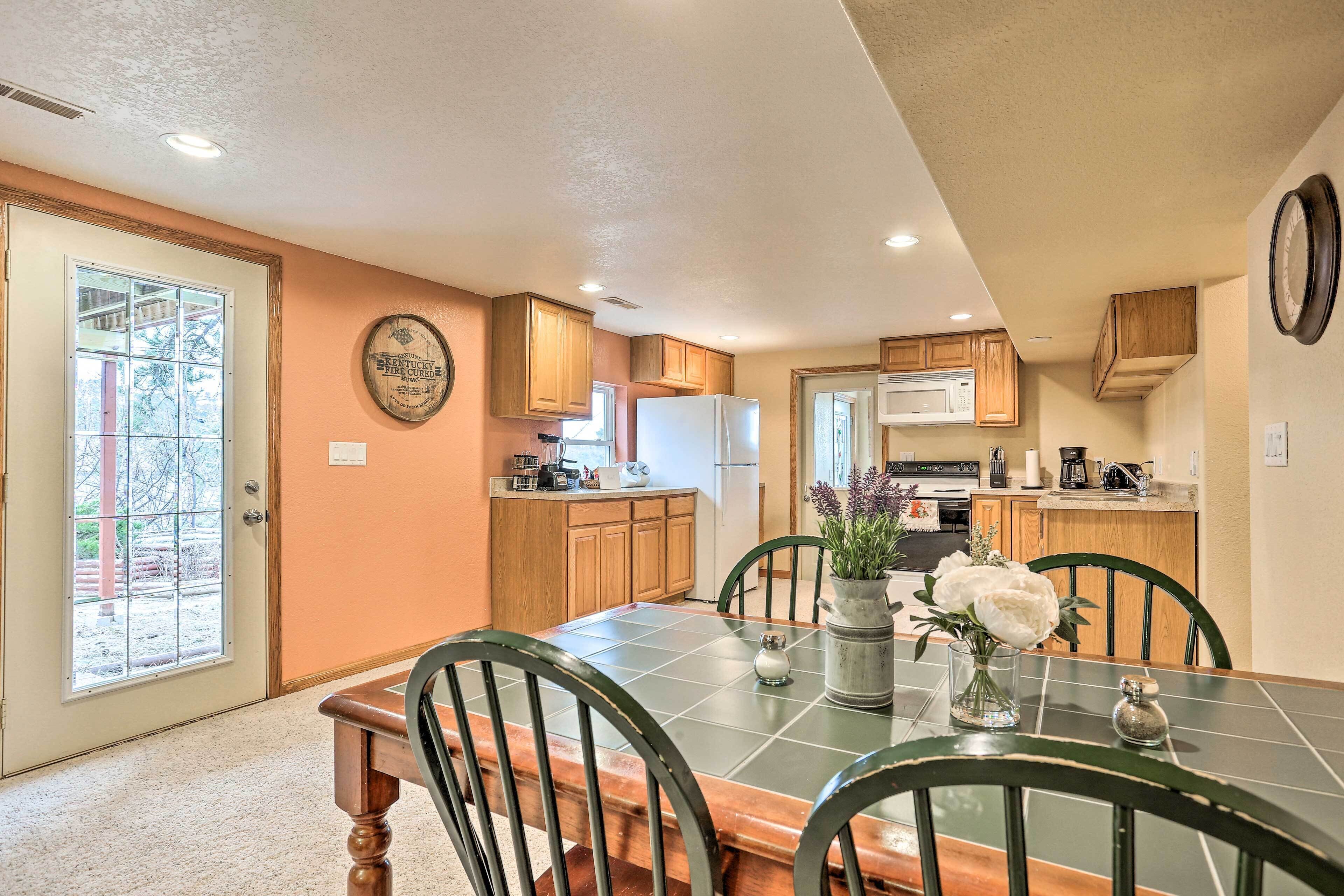 Lead Apartment ~ 5 Mi to Terry Peak Skiing!