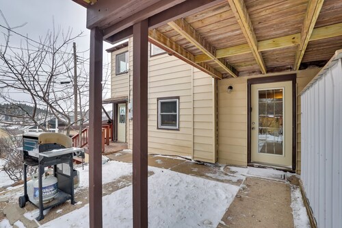Lead Apartment ~ 5 Mi to Terry Peak Skiing!
