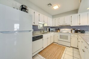 Apartment (3 Bedrooms) | Interior - Walk to Beach: Sunny Seaside Condo w/ View! (North Myrtle Beach)