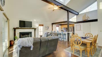 Nhà (3 Bedrooms) | Khu phòng khách | Lò sưởi