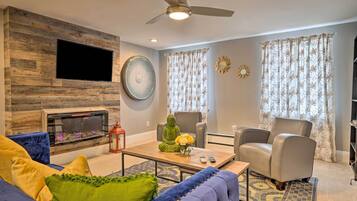 Apartemen (1 Bedroom) | Area keluarga | TV dan perapian