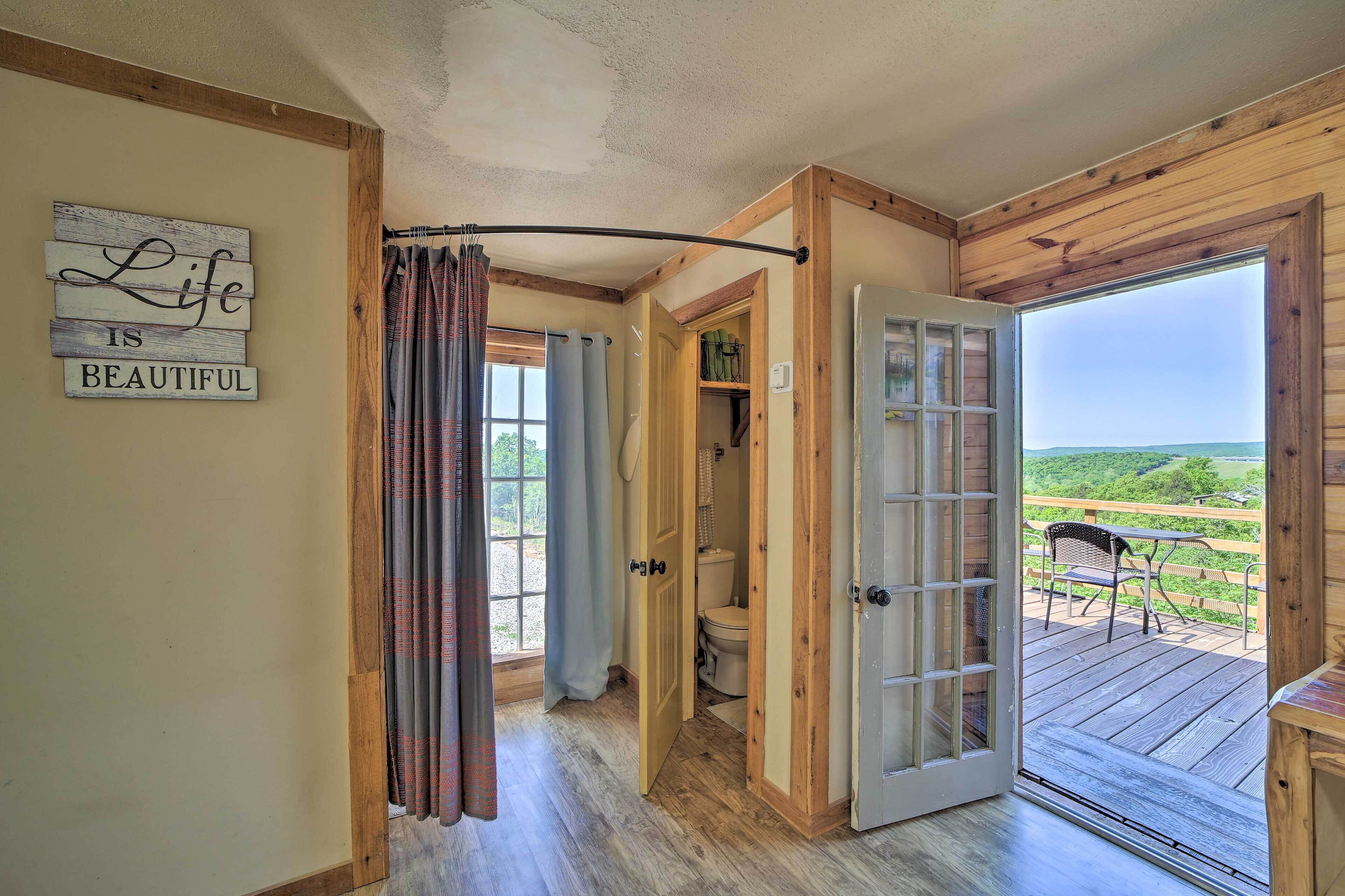 Cozy Vian Cabin: 1 Mi to Tenkiller State Park