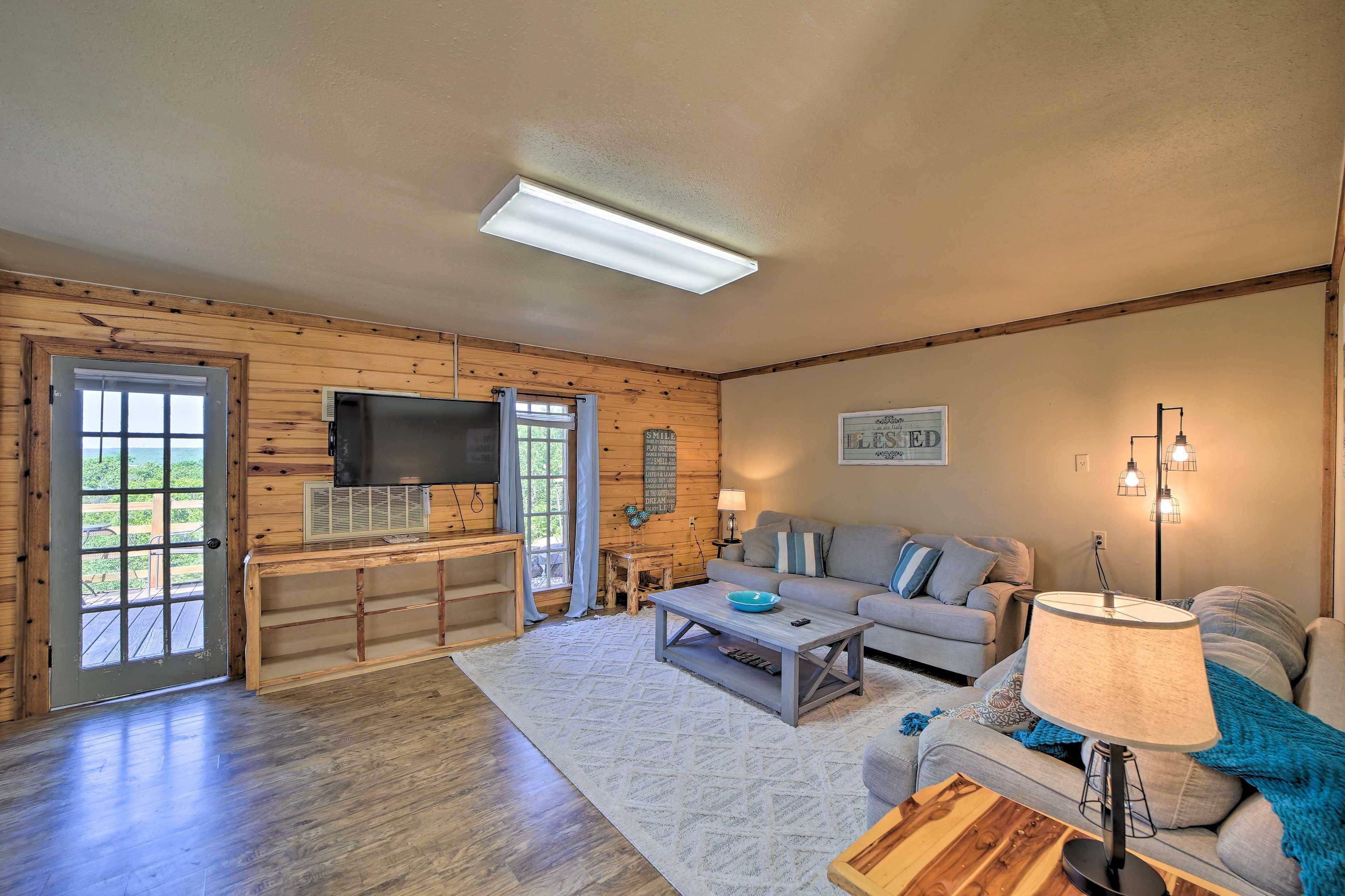 Cozy Vian Cabin: 1 Mi to Tenkiller State Park