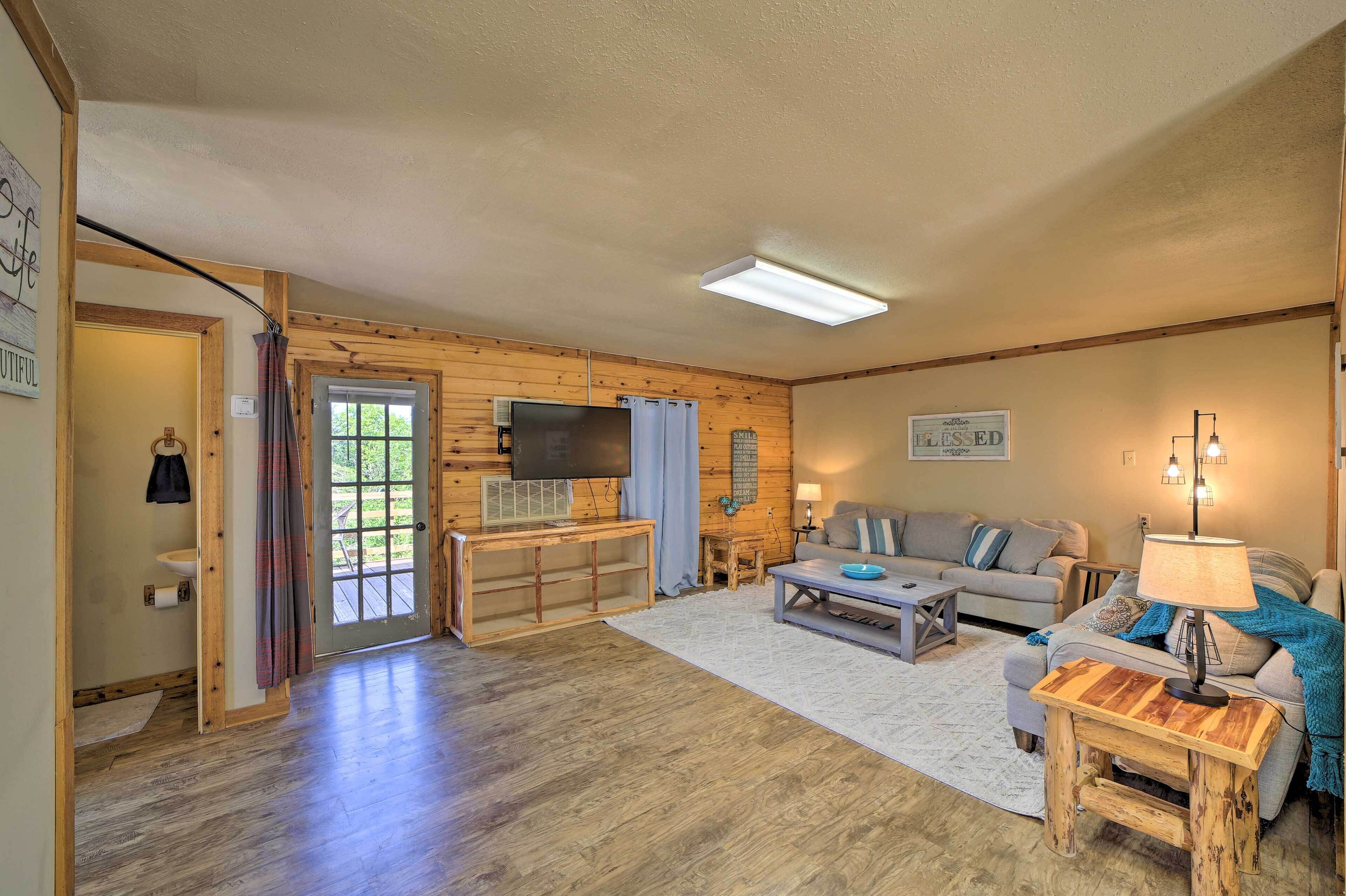 Cozy Vian Cabin: 1 Mi to Tenkiller State Park