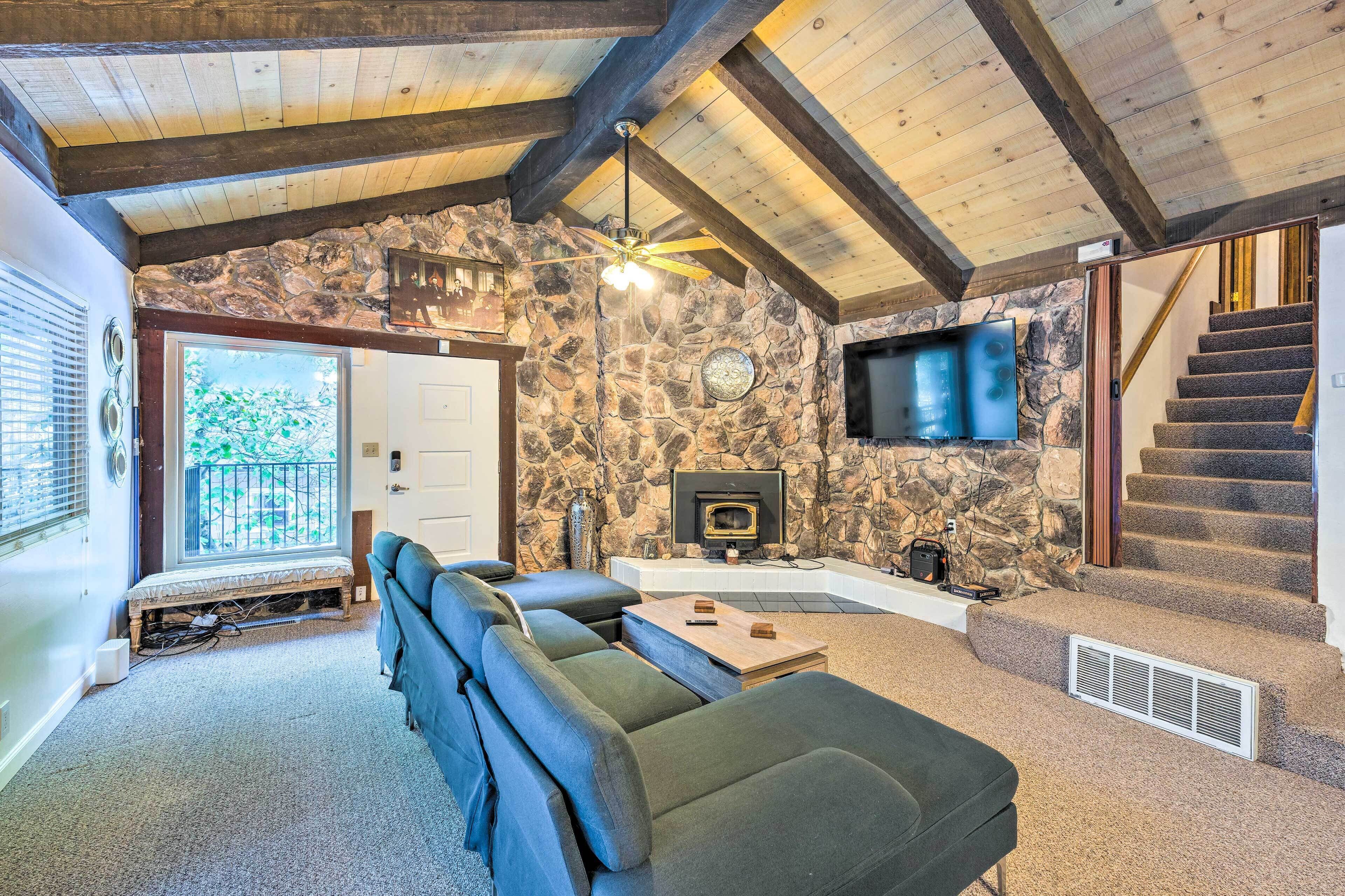 Private Family Getaway: Walk to Scotts Flat!