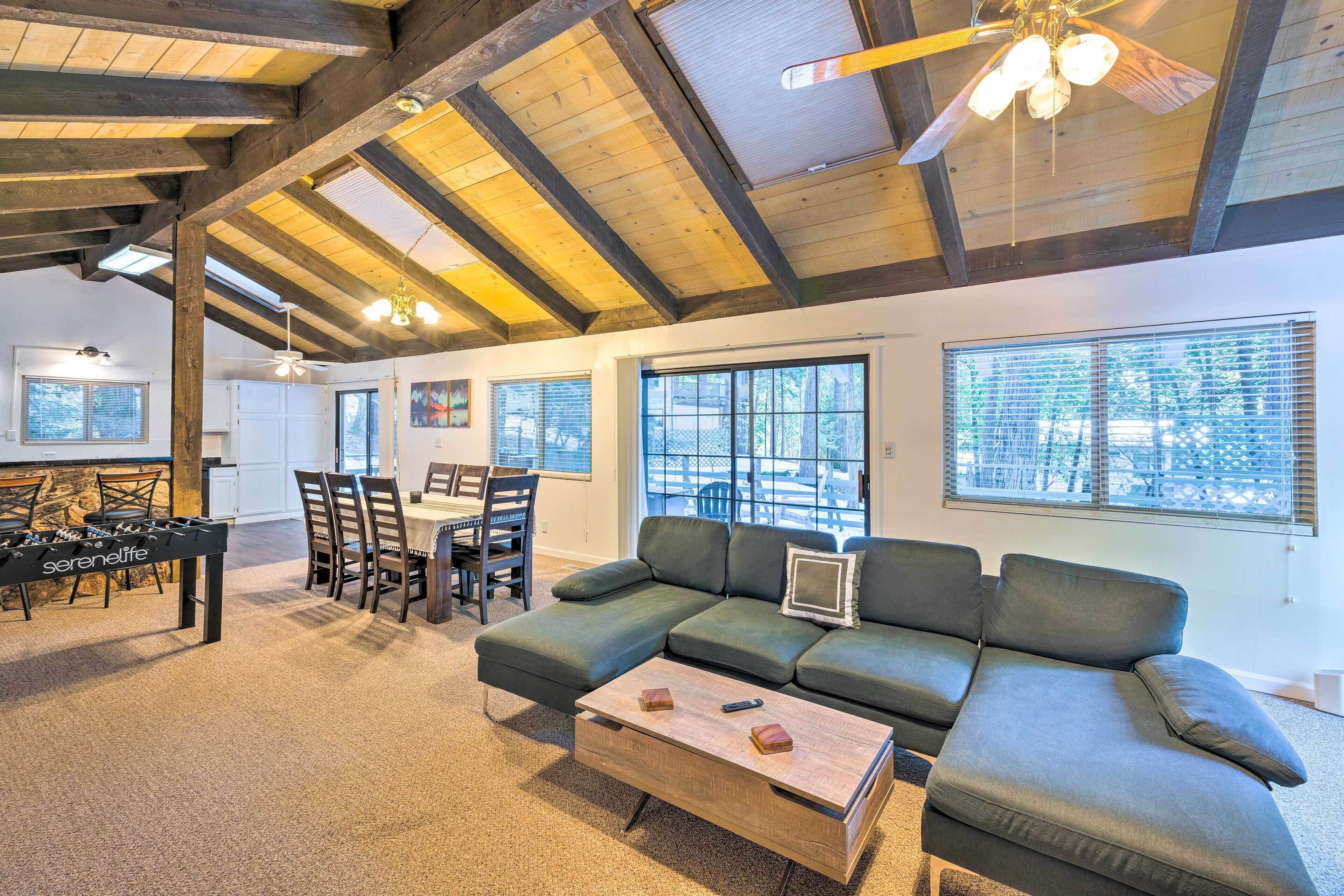 Private Family Getaway: Walk to Scotts Flat!