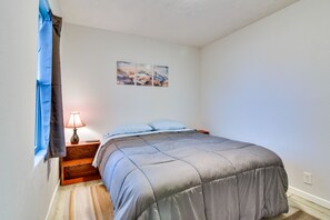 Hus (1 Bedroom) | 1 soverom, skrivebord for bærbar PC, strykejern/-brett og sengetøy