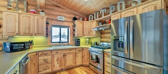 Charming Bedford Cabin w/ Private Hot Tub!