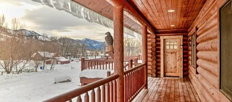 Charming Bedford Cabin w/ Private Hot Tub!